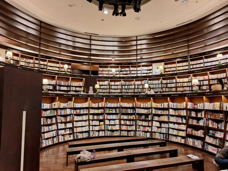 層層疊疊的典雅書櫃