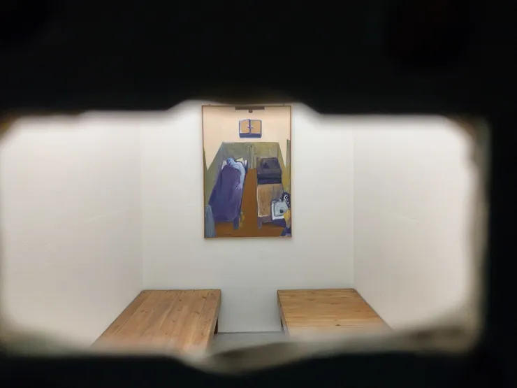 囚犯們的牢房生活從早上6點開始,到晚上9點結束,遵循嚴格的紀律。 囚犯每月還可以接受一次家人或密友的探訪。監獄外設有房間用於探望。 夜間,大約每十五分鐘檢查一次。睡覺時,囚犯的臉不允許被遮住,並且必須將雙手放在毯子上。