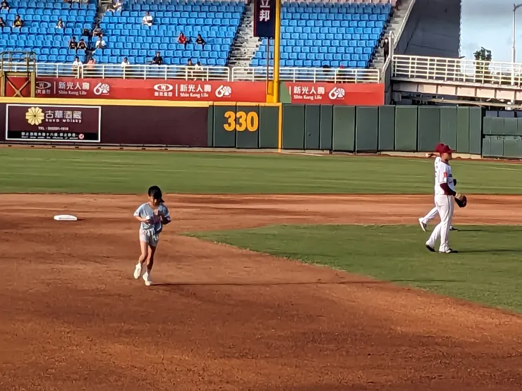 小女孩和球員互動拿到球好開心