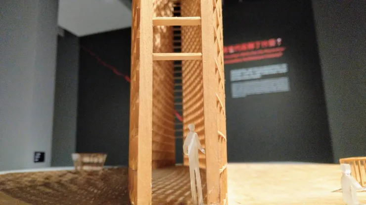 看了王為河老師的演講,才知道原來紀念碑上面破掉的兩個梯形方體放置在地面,並且地面有緩慢的水流流過(一個處進水、一處出水)