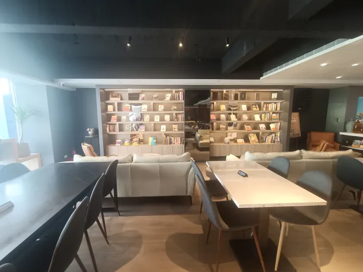 閱覽室，旅店很用心的選書