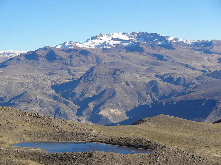 亞馬遜河起源於密斯米雪山。Nevado Mismi from the southeast (in the foreground, the village of Coporaque and Lake Lima Cota), by Daniel Stein