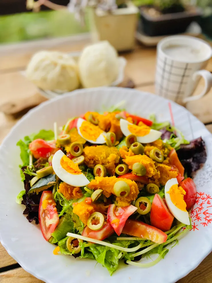 新鮮蔬菜做成的沙拉充滿療癒