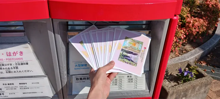 有人在遙遠的城鎮，把三十張心意一次交給紅色箱子，其中有一張，正準備翻山越海，變成洞口桌上的那一張。