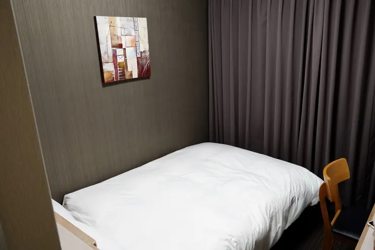 一張雙人床旁邊就是桌子