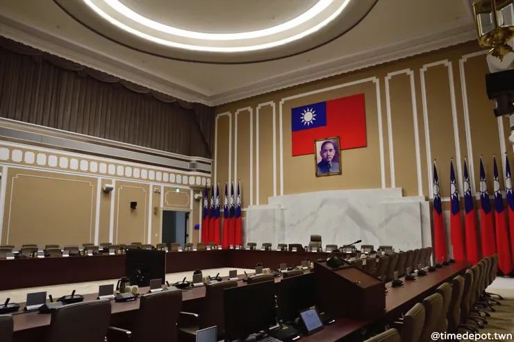 臺灣許多重要政策都是在這間挑高氣派的院會室中決定