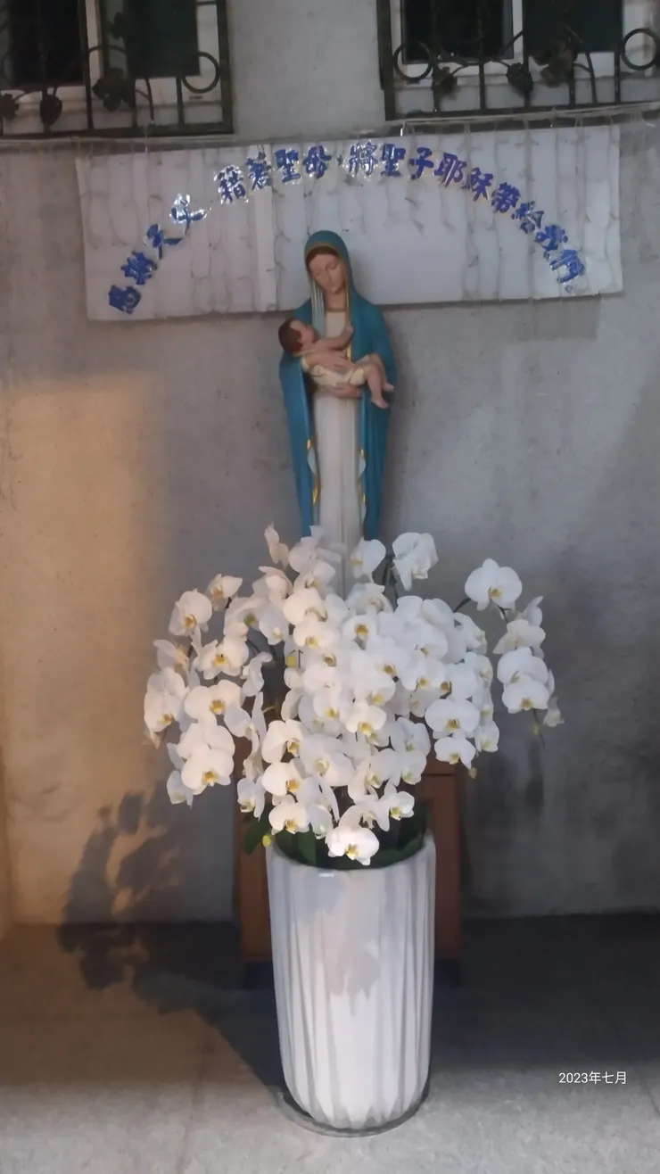教堂前聖母與聖子與潔白蘭花