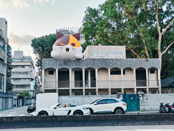 台北市金山南路，原本想拍喵喵，意外拍到一台敞蓬跑車