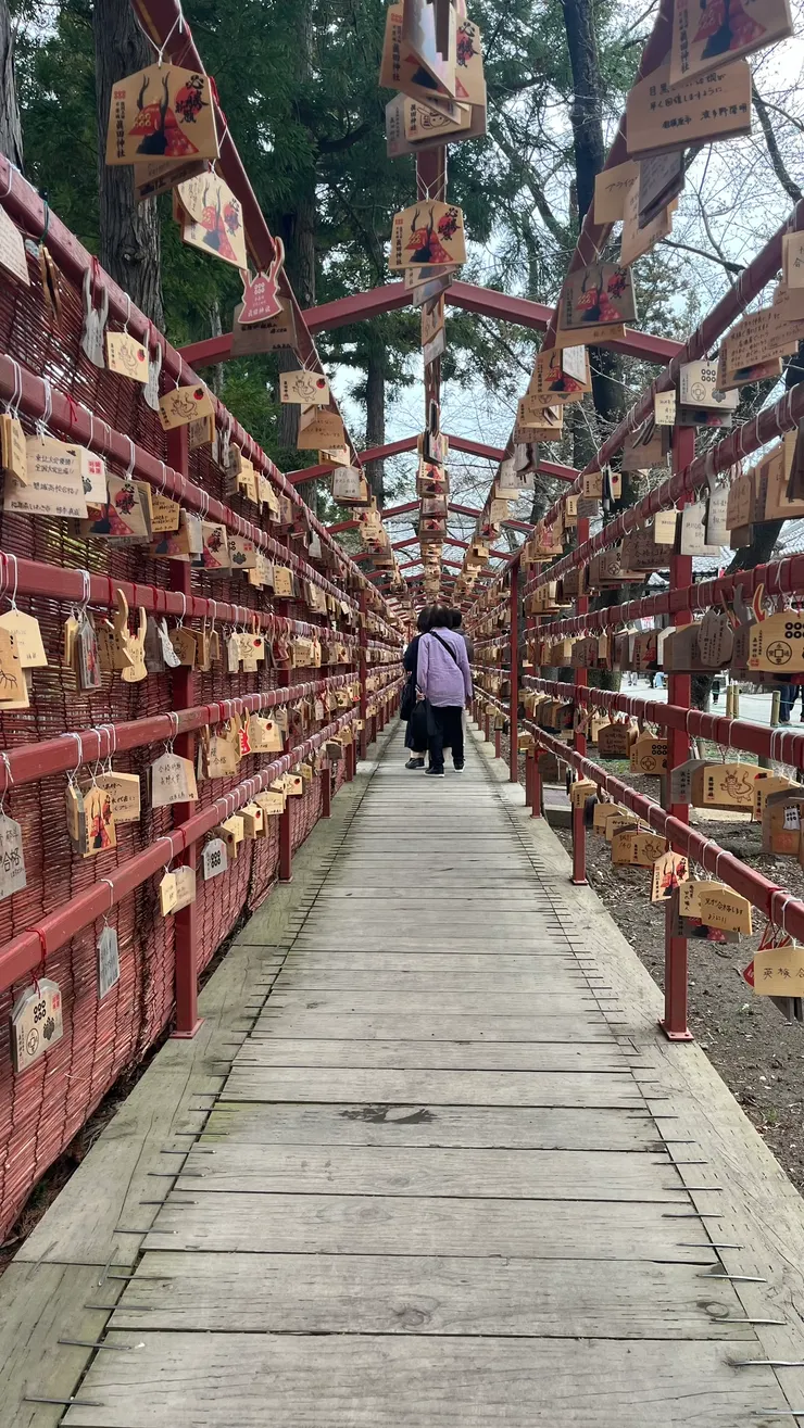 兩旁滿滿的祈福。