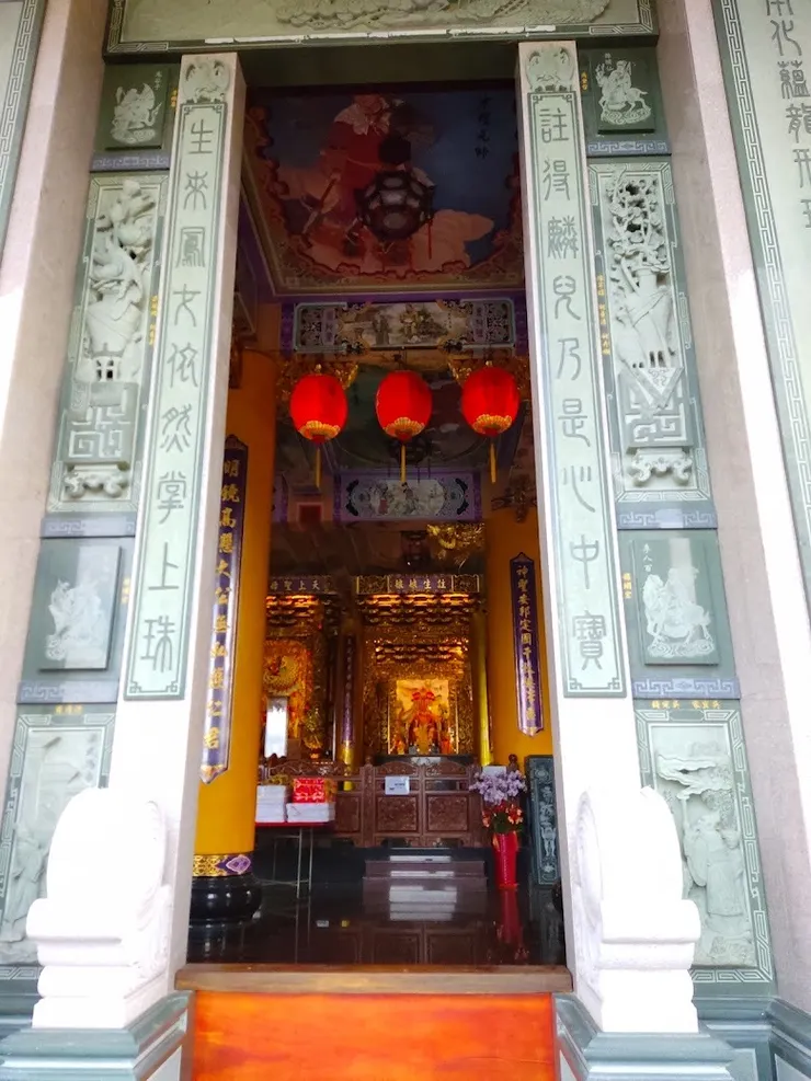 廟門前石鼓與浮雕工藝（圖片截圖於網路）