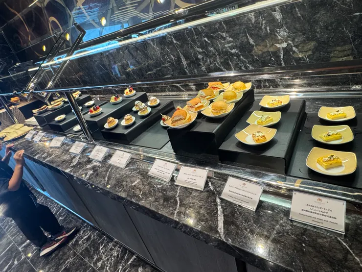 酒廊輕食吧，不同時段會更換種類