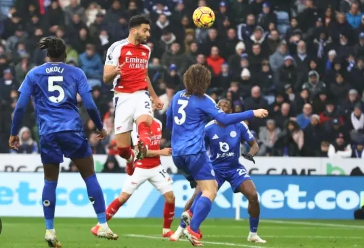 梅連奴跳頂破網助阿仙奴領先1:0