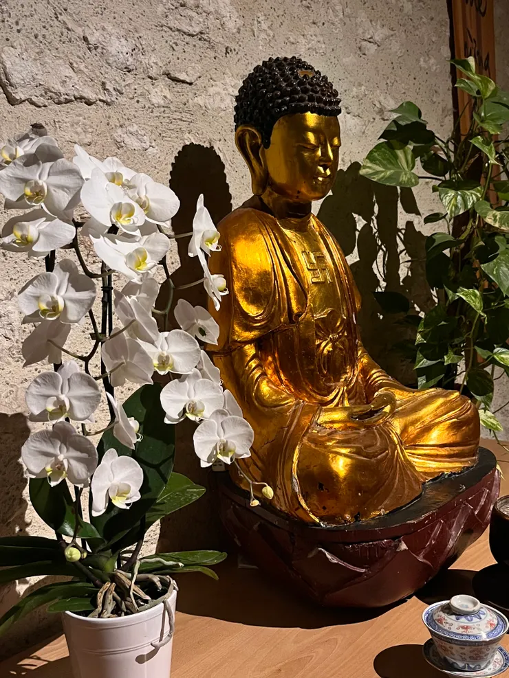 Lower Hamlet small hall 小禪堂裡金身的佛像。