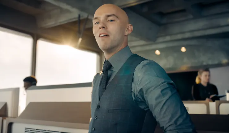 路瑟的微笑裡藏著瘋狂，那是人類恐懼與野心最極致的形象。