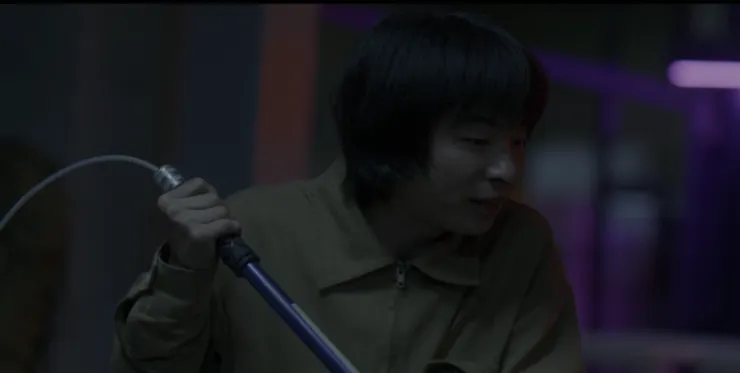 看似可疑的「大哥」，是鄭進灣的祕密協助者。他，才是「鄭智安」的盟友？（Source : Disney +。）