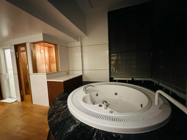 桑拿間與大浴缸(照片晚上拍的，所以燈光暗暗的>< 請見諒!)