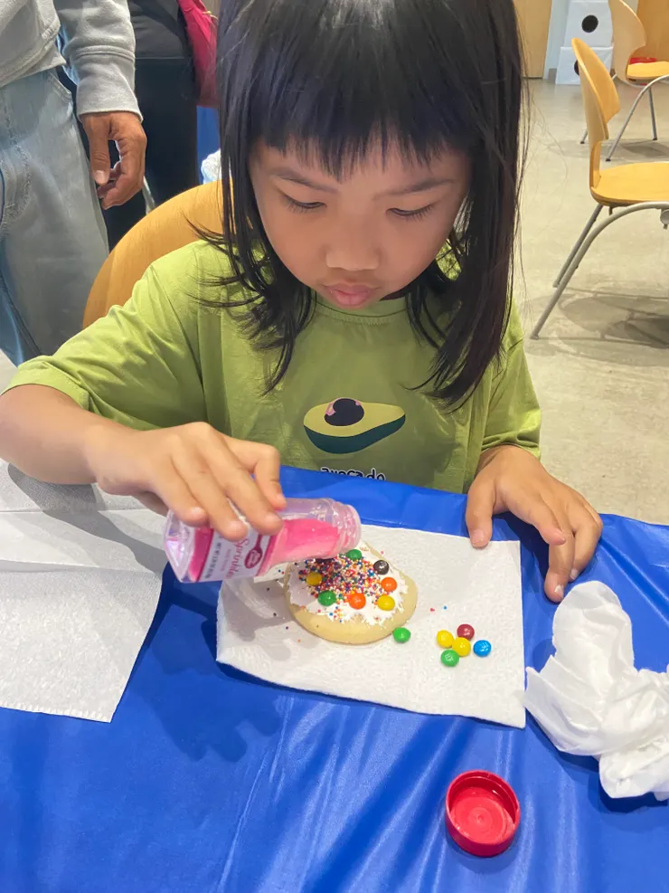 正在裝飾餅乾的女兒