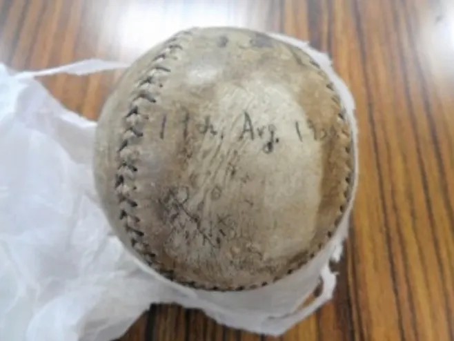 諏訪蠶糸學校於1930年夏季甲子園四強戰與平安中學對戰的勝利紀念球。