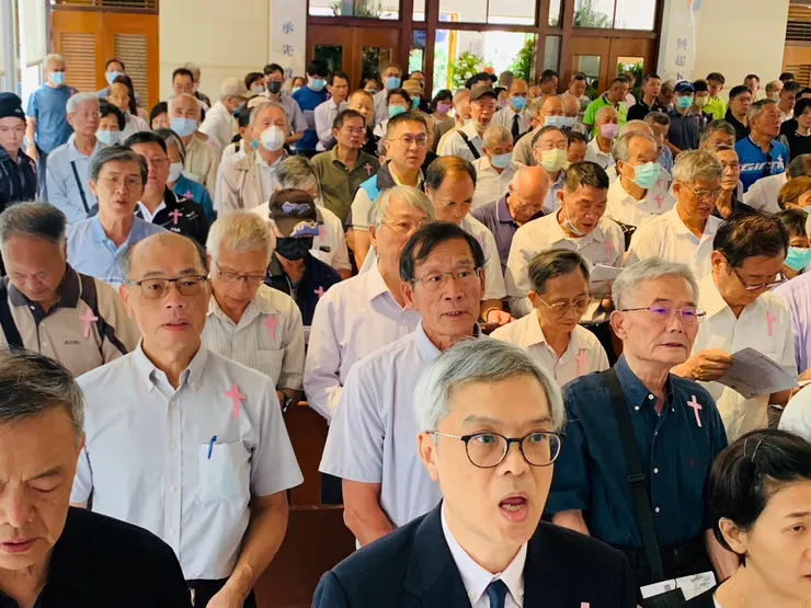 【追思禮拜，唱詩。鏡頭中幾乎都是公司故舊。】