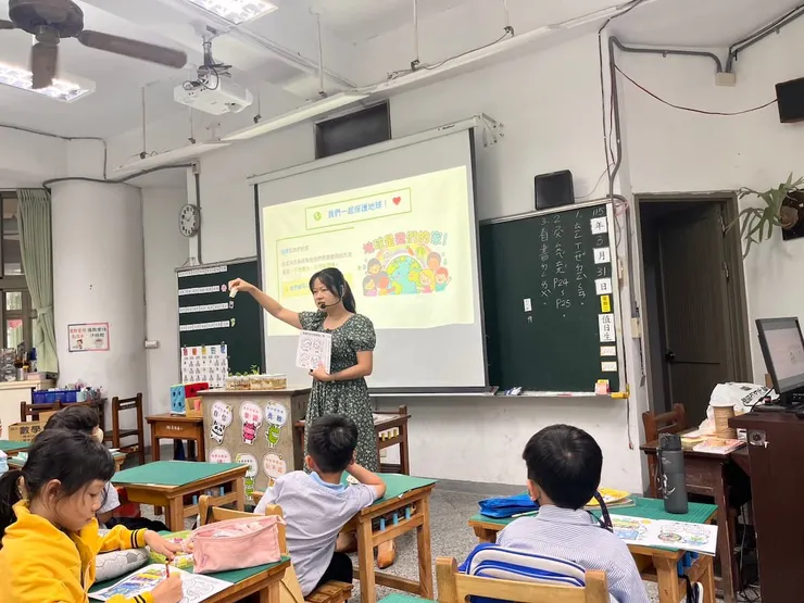 圖說：課程導入校園，學生透過教學認識魚菜共生與生態循環。（圖／水夢同行）