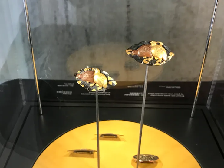 我很喜歡這件的金色很漂亮鮮明，但完全不俗氣。其實我很想知道原本的主人是誰，是有錢人還是怎麼樣的人？為什麼會有這件首飾？