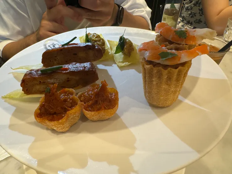 這是第二層的小鹹點，最中XO醬美味但是真的要配很多水。