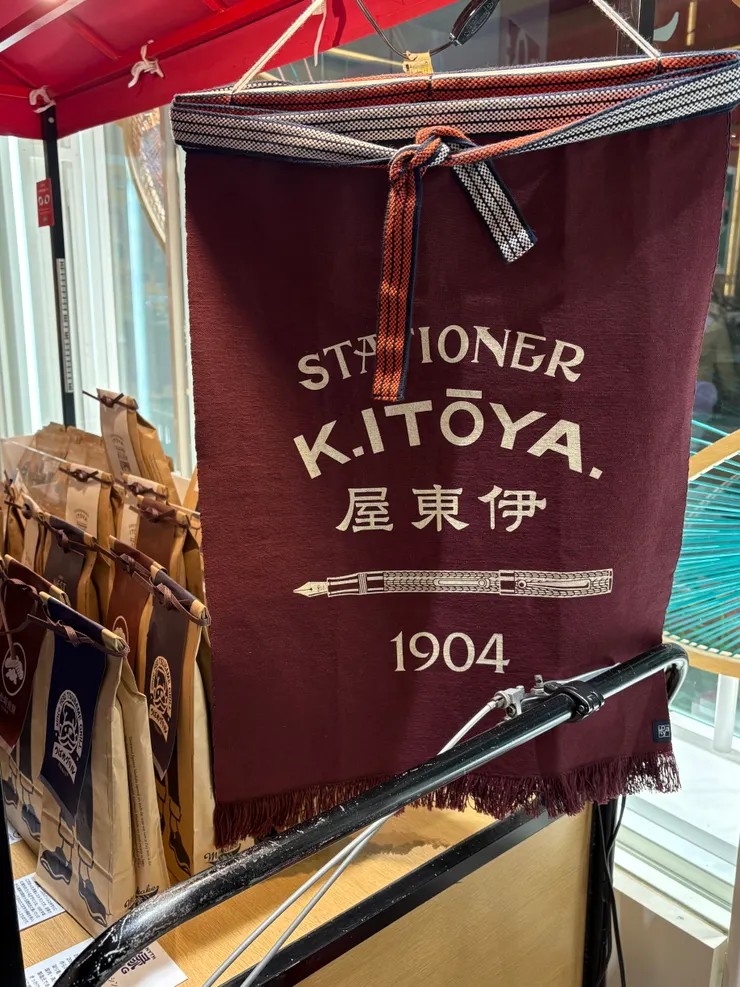 一樓門口的推車上掛著小旗幟，上面寫著伊東屋創業的年份。