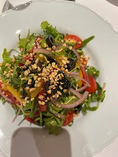 月光之前對於那種號稱賺快錢的書,已經是喪失信心,認為效益不大。而價值投資的書則需要慢慢累積。但是,賺快錢的書不代表就是完全沒有用的,在進行沙盤推演時,反而可以作為一種操作方式,來與價值投資的觀念相激盪,如此反而可以促使自身的觀念能夠更加豐富。