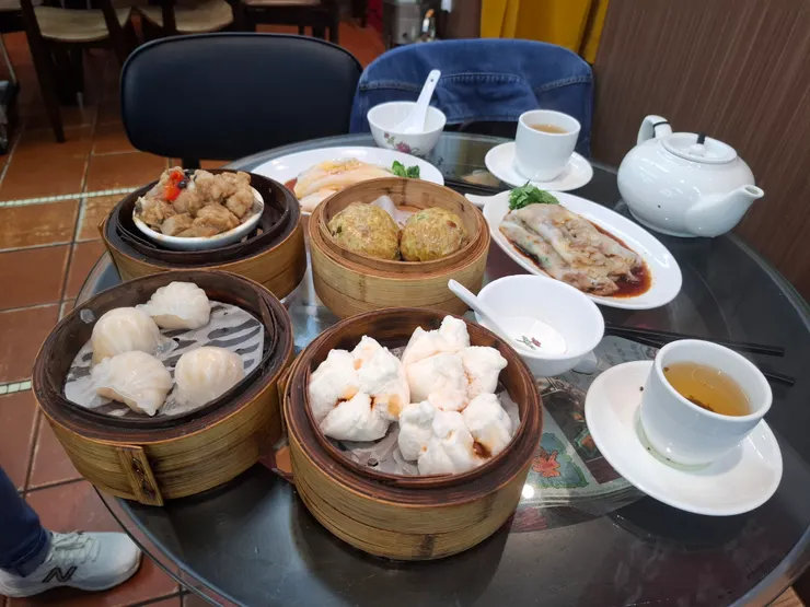 咦！照片中怎麼沒有燒賣！是這樣，那時候燒賣銷量驚人，一上車即被掃清光了。