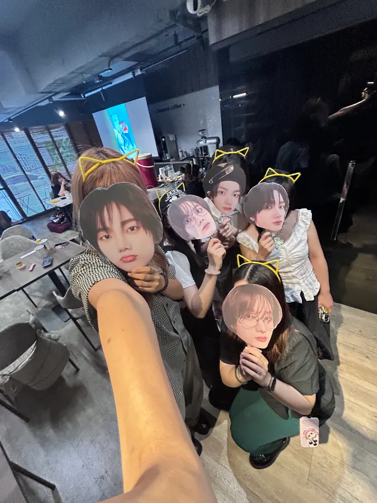 除了面具以外還準備了特典，一人一個黃色髮箍一起來當起司貓😻