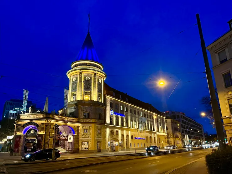 飯後散步,沿著大街走著結果看到晚上星光熠熠的Löwenbräukeller(3/16)