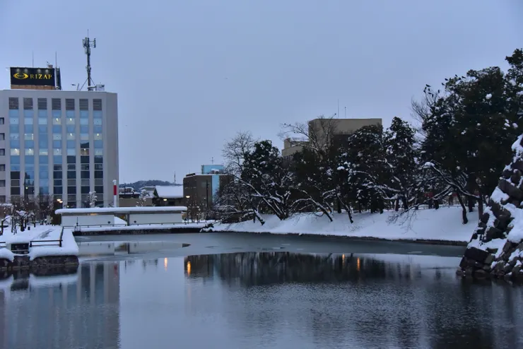 白雪護城河，別有一番風味