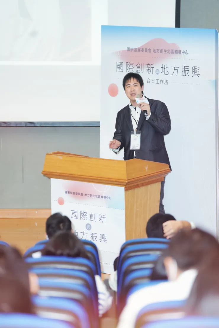 感覺好久沒穿西裝上場了，以前在東京是天天要穿欸，有夠痛苦