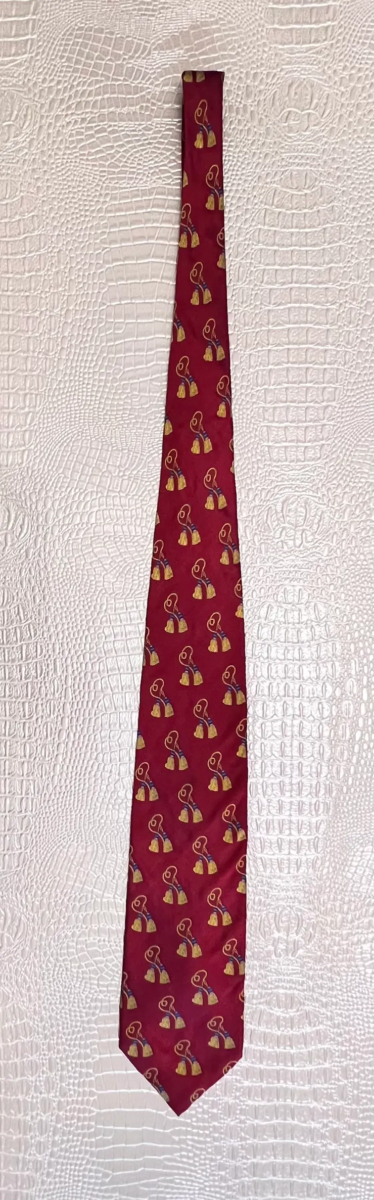 我的紅色鈴鐺圖案領帶 作者拍攝