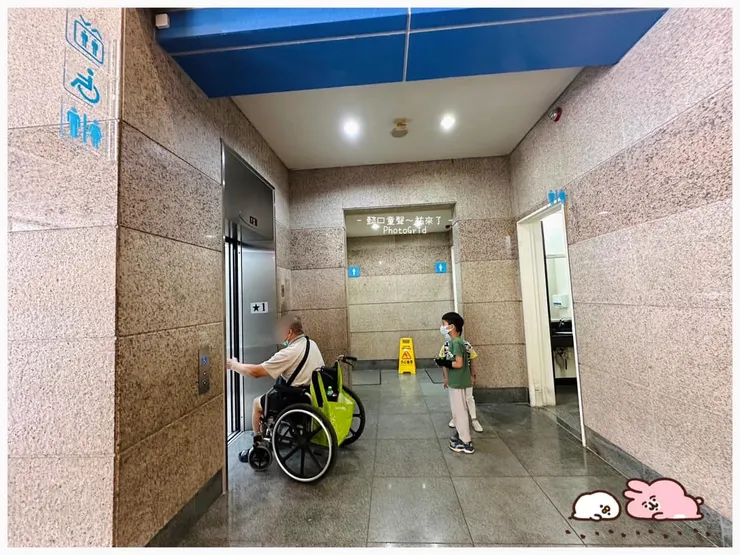 阿伯跟我們聊著館內另一間無障礙廁所也讓他很有障礙，也提到剛剛搭乘電梯時手腳也被夾到，這是中風後的他出門感受的「礙」。