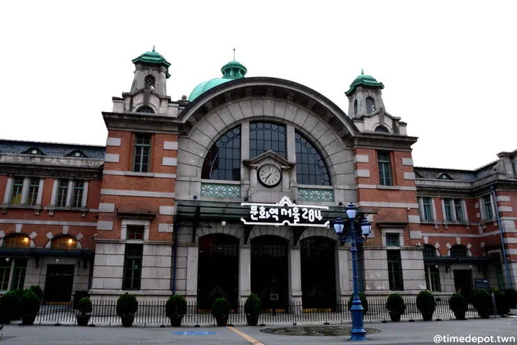 首爾車站幾經改建、納入眾多地鐵及商場，但日本統治時代的車站站體仍被保留下來