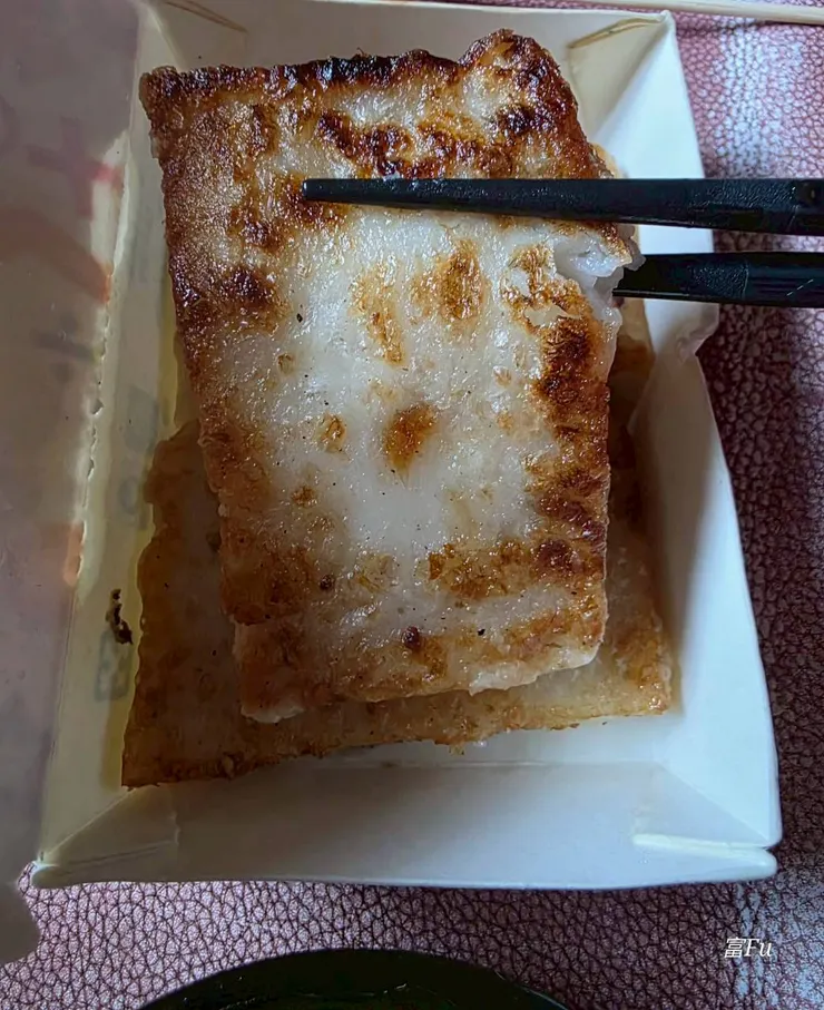 外帶給家人的蘿蔔糕，已經放涼一陣子，口感軟Q，內有紅蔥頭，風味佳。