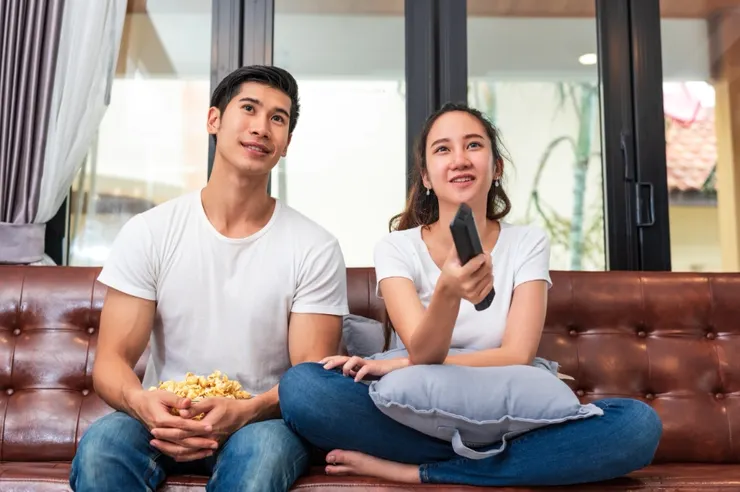 女網友與男友窩在沙發追最新一集的戀愛實境節目,意外引發兩性戰爭。此為示意圖。圖/123RF圖庫