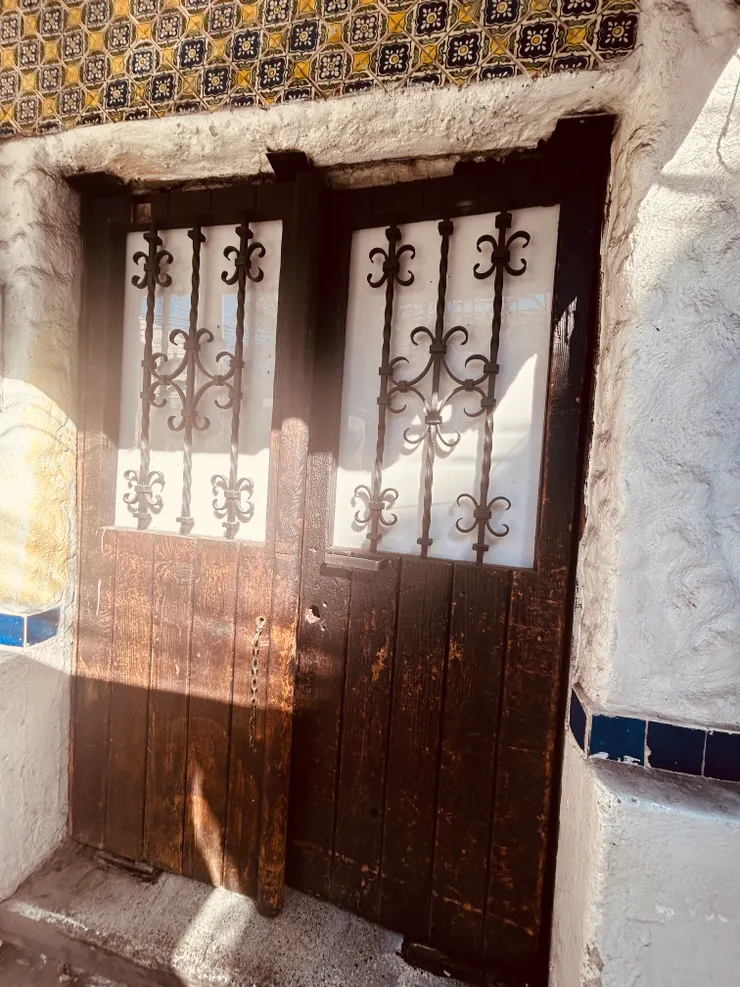 餐廳旁邊古色古香的門