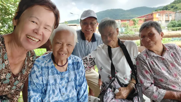 川龍村每天聚在一起閒聊的老婦人,左邊一位已經92歲了