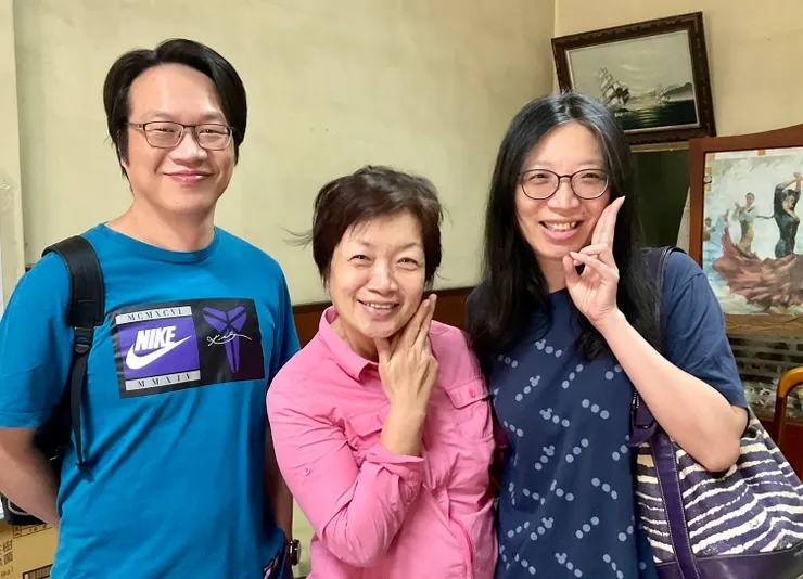 和台中二姐的女兒、女婿合影喜上眉梢