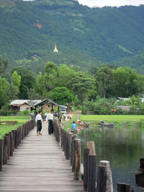 小朋友放學，我們在橋上的涼亭吃餅乾等船夫