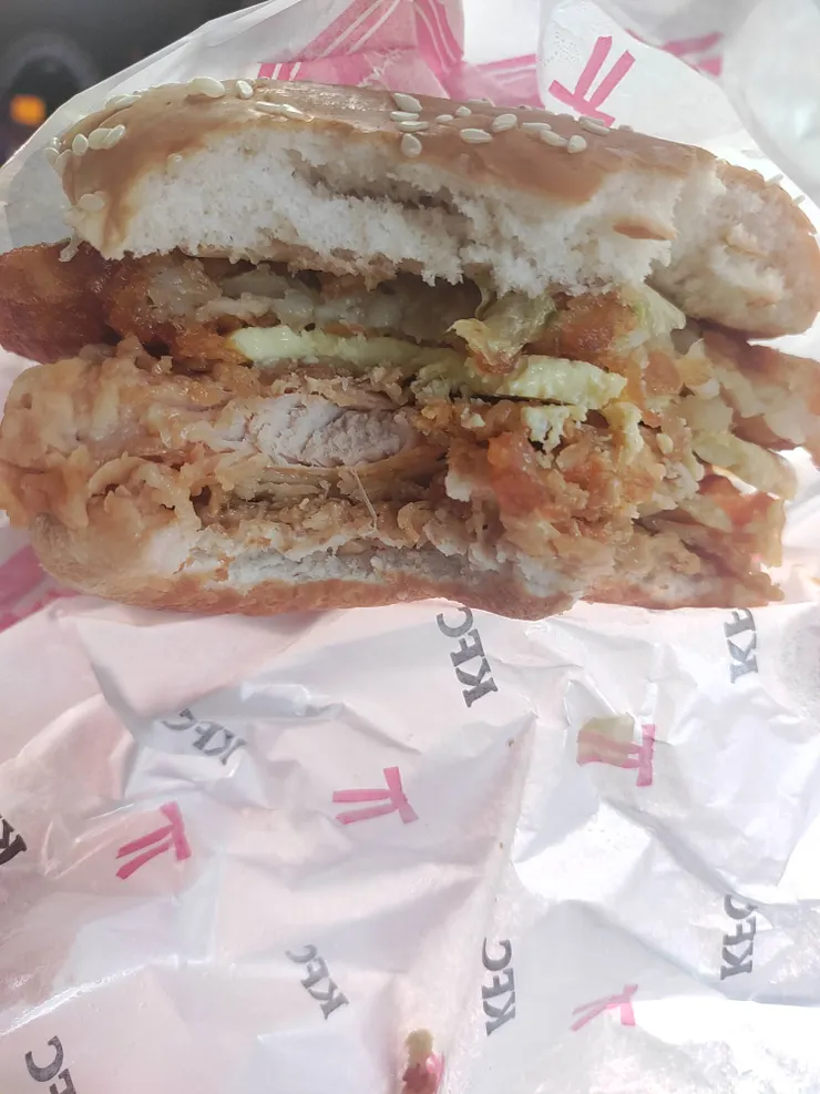 花生熔岩咔啦雞腿堡