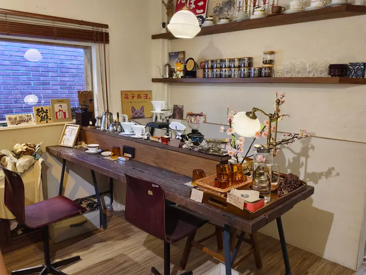 男主人在此為客人準備咖啡