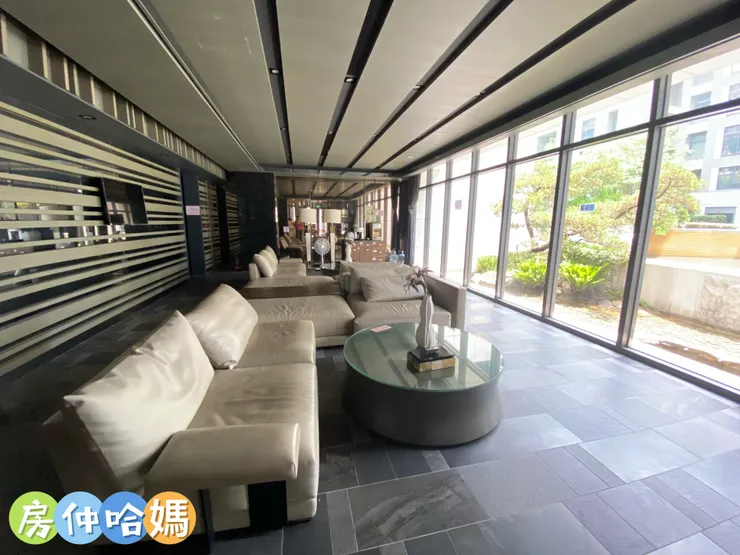 親友來訪時，可以於此沙發區等候