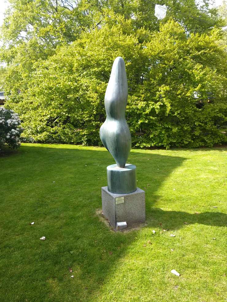 綠意為背景的雕塑