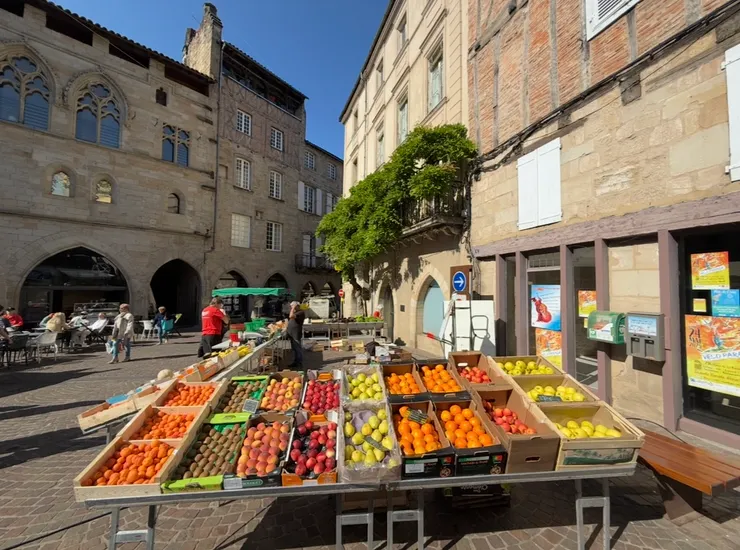 一大早，攤販都已經出列