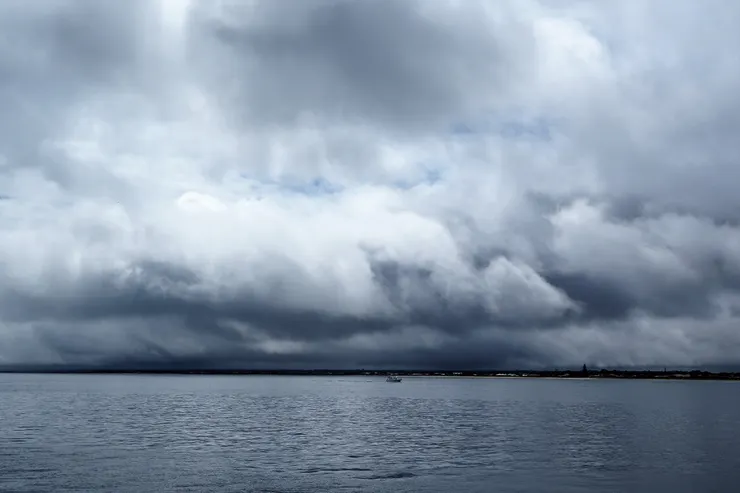 下雨天，用黑白照，回拍海岸