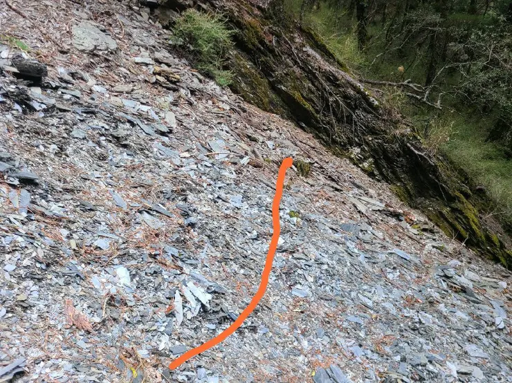 一路腰繞過來,來到碎石崩塌下方