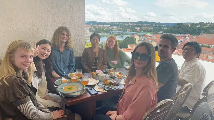 今天是西班牙式午餐（下午兩點半才吃），餐廳半戶外座位區的風景。當天去的同學約14位，由左至右分別來自，丹麥、南韓、丹麥、中國長沙、丹麥、匈牙利、匈牙利、和已經在吃豬腳的我